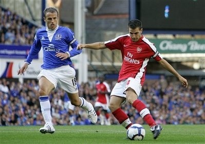 Adebayor “khai hỏa” cho Man City, Arsenal “vùi dập” Everton - 2