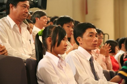 Rơi lệ trong cuộc gặp “Thắp sáng tương lai” - 1 Rơi lệ trong cuộc gặp “Thắp sáng tương lai” - 1