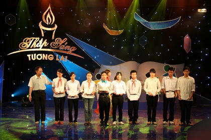 Rơi lệ trong cuộc gặp “Thắp sáng tương lai” - 3 Rơi lệ trong cuộc gặp “Thắp sáng tương lai” - 3