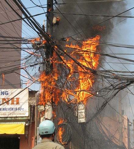 Lửa rực đỏ trên cột điện - 1