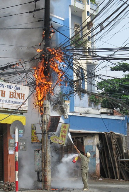Lửa rực đỏ trên cột điện - 3