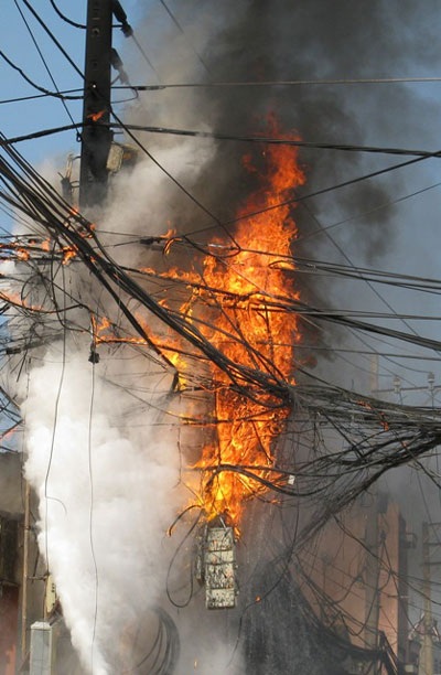 Lửa rực đỏ trên cột điện - 2