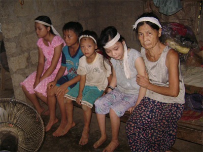 Cô bé 15 tuổi thay cha mẹ nuôi chị bại não và 2 em thơ - 1