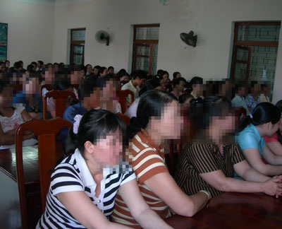 Buổi gặp gỡ hiếm hoi của những người vợ bị bạo hành - 1 Buổi gặp gỡ hiếm hoi của những người vợ bị bạo hành - 1