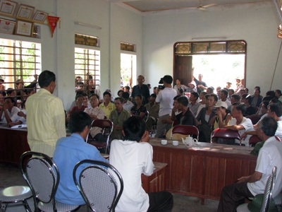 Cả xóm phản đối lệnh bắt tạm giam 5 “cầu thủ chân đất” - 1