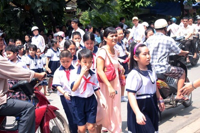 Sơ tán hơn 1.000 học sinh vì cháy lớn sát trường tiểu học - 1 Sơ tán hơn 1.000 học sinh vì cháy lớn sát trường tiểu học - 1