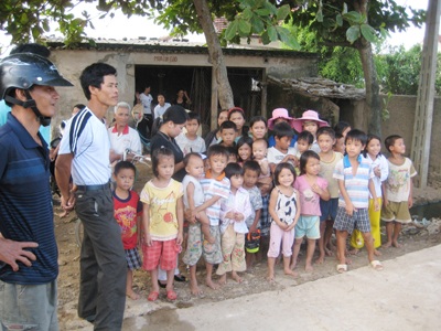 Hơn 500 học sinh bị… cấm đi học - 1