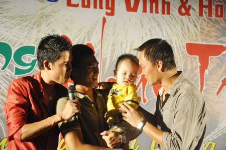 Thủy Tiên cùng Công Vinh dự sinh nhật con trai Dương Hồng Sơn - 5 Thủy Tiên cùng Công Vinh dự sinh nhật con trai Dương Hồng Sơn - 5