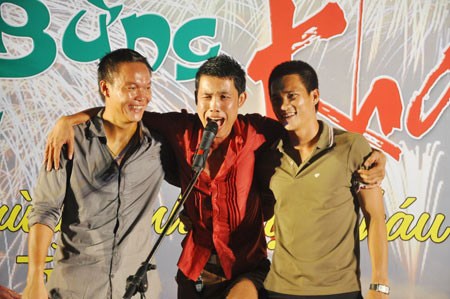 Thủy Tiên cùng Công Vinh dự sinh nhật con trai Dương Hồng Sơn - 4 Thủy Tiên cùng Công Vinh dự sinh nhật con trai Dương Hồng Sơn - 4