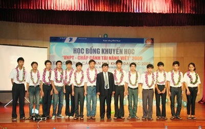 Trao học bổng Khuyến học VNPT cho 14 tân thủ khoa ĐH - 1 Trao học bổng Khuyến học VNPT cho 14 tân thủ khoa ĐH - 1