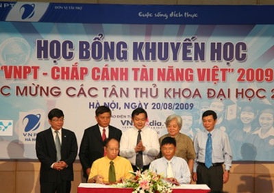 Trao học bổng Khuyến học VNPT cho 14 tân thủ khoa ĐH - 2 Trao học bổng Khuyến học VNPT cho 14 tân thủ khoa ĐH - 2