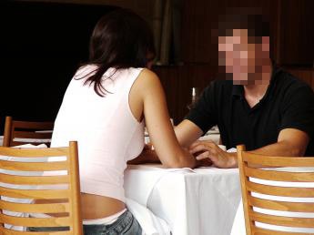 Mặt sau “làm người yêu thuê” - 2 Mặt sau “làm người yêu thuê” - 2