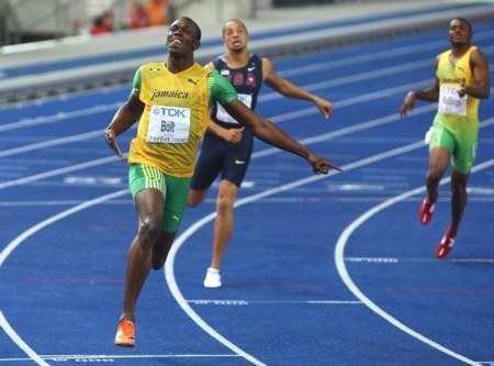 Usain Bolt lại xô đổ KLTG cự ly 200m - 1