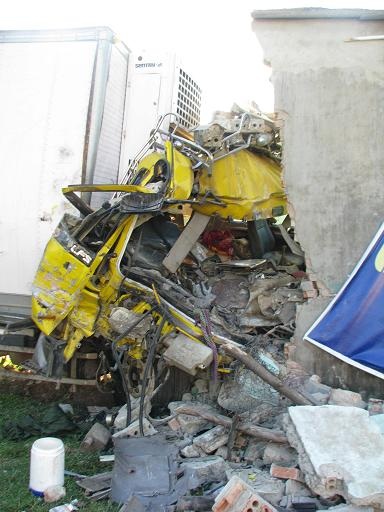 Ô tô tông sập nhà dân trong một vụ tai nạn hy hữu - 2