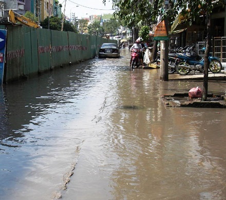 Con đường quanh năm ngập giữa lòng thành phố - 2 Con đường quanh năm ngập giữa lòng thành phố - 2