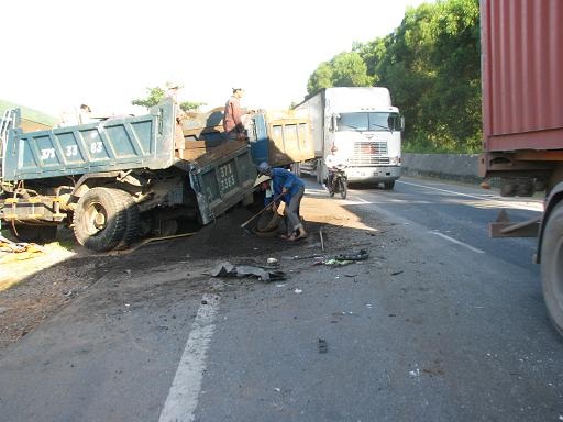 Ô tô tông sập nhà dân trong một vụ tai nạn hy hữu - 3