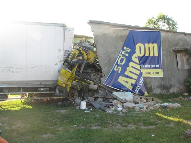 Ô tô tông sập nhà dân trong một vụ tai nạn hy hữu - 1