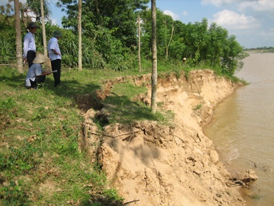 Sạt lở đê đe dọa hàng nghìn hộ dân - 1