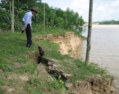 Sạt lở đê đe dọa hàng nghìn hộ dân - 2