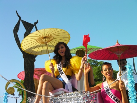 Hoàng Yến toả sáng trong buổi diễu hành - 11 Hoàng Yến toả sáng trong buổi diễu hành - 11