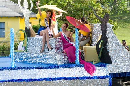 Hoàng Yến toả sáng trong buổi diễu hành - 12 Hoàng Yến toả sáng trong buổi diễu hành - 12