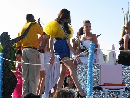 Hoàng Yến toả sáng trong buổi diễu hành - 2 Hoàng Yến toả sáng trong buổi diễu hành - 2