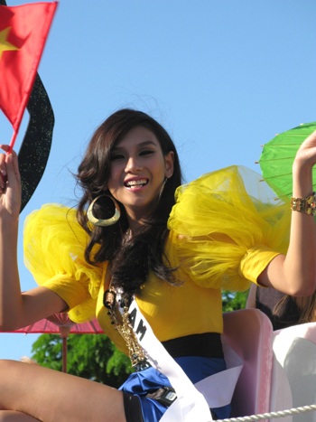 Hoàng Yến toả sáng trong buổi diễu hành - 3 Hoàng Yến toả sáng trong buổi diễu hành - 3