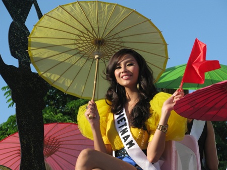 Hoàng Yến toả sáng trong buổi diễu hành - 5 Hoàng Yến toả sáng trong buổi diễu hành - 5