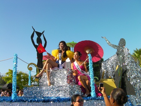 Hoàng Yến toả sáng trong buổi diễu hành - 9 Hoàng Yến toả sáng trong buổi diễu hành - 9