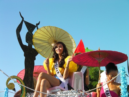 Hoàng Yến toả sáng trong buổi diễu hành - 10 Hoàng Yến toả sáng trong buổi diễu hành - 10