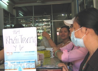 Khan hiếm khẩu trang y tế chỉ là "tát nước theo mưa"?  - 1