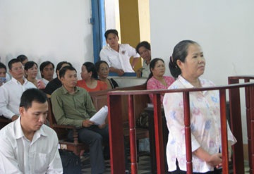 Hai bị cáo lừa đảo qua mạng Colony lĩnh 19 năm tù - 1 Hai bị cáo lừa đảo qua mạng Colony lĩnh 19 năm tù - 1