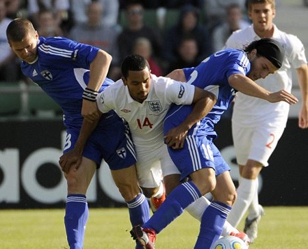 Wenger hục hặc với Capello vì Walcott - 1