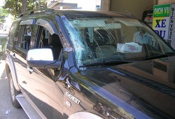 Xe máy xúc “múc” ô tô lên vỉa hè - 1