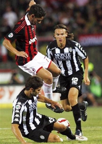 Cú đúp của Pato giúp AC Milan chiến thắng trận đầu - 1