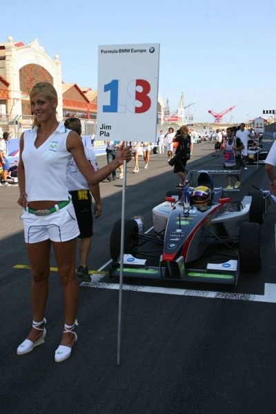 Những “bóng hồng” trên trường đua Valencia - 16