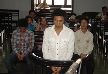 Ba bị cáo chém cơ thủ Lê Dũng lĩnh 16,5 năm tù - 1 Ba bị cáo chém cơ thủ Lê Dũng lĩnh 16,5 năm tù - 1