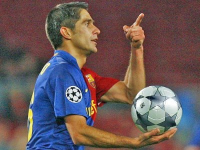 Man “xanh” chiêu mộ cựu hậu vệ Barca - 1