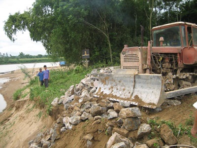 Khắc phục tình trạng sạt lở đê đe dọa hàng nghìn hộ dân - 2