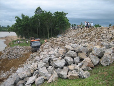 Khắc phục tình trạng sạt lở đê đe dọa hàng nghìn hộ dân - 1