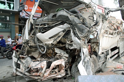 Xe tải hạng nặng “phanh” bằng gốc cây bên đường - 2