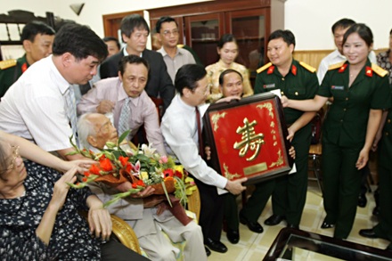 Ảnh mừng sinh nhật Đại tướng Võ Nguyên Giáp lần thứ 99 - 7 Ảnh mừng sinh nhật Đại tướng Võ Nguyên Giáp lần thứ 99 - 7