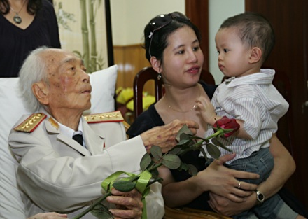 Ảnh mừng sinh nhật Đại tướng Võ Nguyên Giáp lần thứ 99 - 8 Ảnh mừng sinh nhật Đại tướng Võ Nguyên Giáp lần thứ 99 - 8