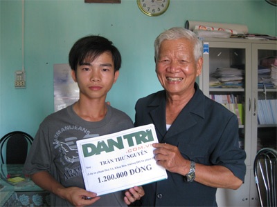 Trao 1,2 triệu đồng cho chàng sinh viên nghèo - 1 Trao 1,2 triệu đồng cho chàng sinh viên nghèo - 1