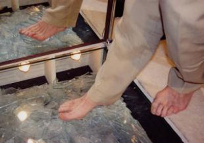 Đi chân trần gần 30km trên kính vỡ - 1