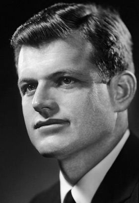 Cuộc đời Thượng nghị sĩ Mỹ Edward Kennedy qua ảnh - 2 Cuộc đời Thượng nghị sĩ Mỹ Edward Kennedy qua ảnh - 2