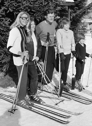 Cuộc đời Thượng nghị sĩ Mỹ Edward Kennedy qua ảnh - 3 Cuộc đời Thượng nghị sĩ Mỹ Edward Kennedy qua ảnh - 3