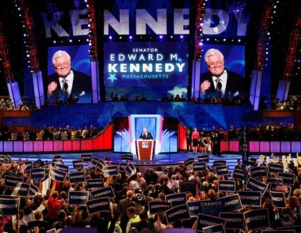Cuộc đời Thượng nghị sĩ Mỹ Edward Kennedy qua ảnh - 16 Cuộc đời Thượng nghị sĩ Mỹ Edward Kennedy qua ảnh - 16