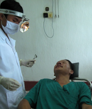 Tạm đình chỉ công tác các bác sỹ đánh đồng nghiệp - 1