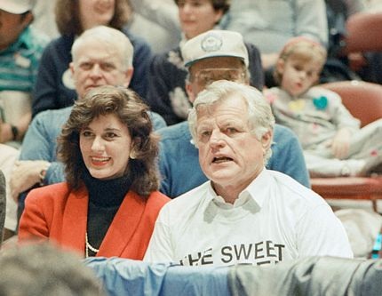 Cuộc đời Thượng nghị sĩ Mỹ Edward Kennedy qua ảnh - 10 Cuộc đời Thượng nghị sĩ Mỹ Edward Kennedy qua ảnh - 10